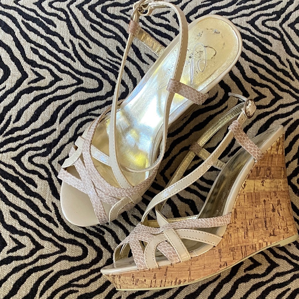 Charles David Cream snake patent cork Wedge Sandals 6.5 guc